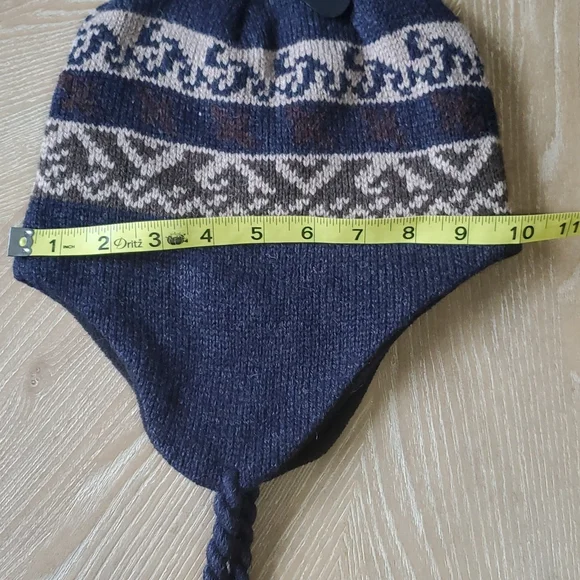 Earflap knit hat with tassels - Picture 6 of 6